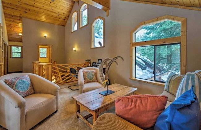 Black Bear by Avantstay Spacious Viking Lodge in Tahoe Donner w/ Game Room & Hot Tub! - Photo 11