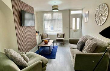 Spacious 3 Bed Home with Free Parking - Photo 18