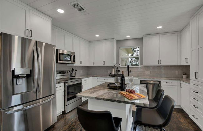 Upscale Home With Pool and Firepit - Close to Mercer St! - Foto 14