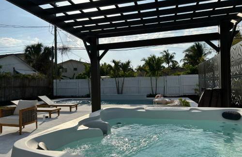 Jungle Cottage with luxury pool, hot tub and more! - Photo 7