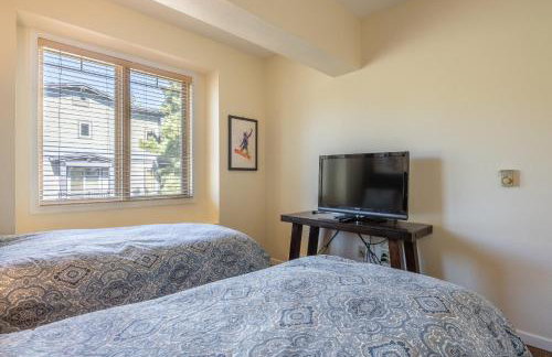 Mammoth Green #210 - Nearly Ski-in Ski-Out 2 Bedroom 2 Bath, Sleeps 6 on Golf Course - Photo 18