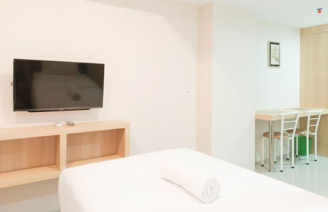 Tranquil And Comfort Studio At De Prima Apartment - Photo 4