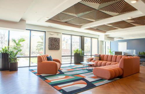 Chic East Side 1BR Apt with Balcony, Pool, and Gym - Foto 18