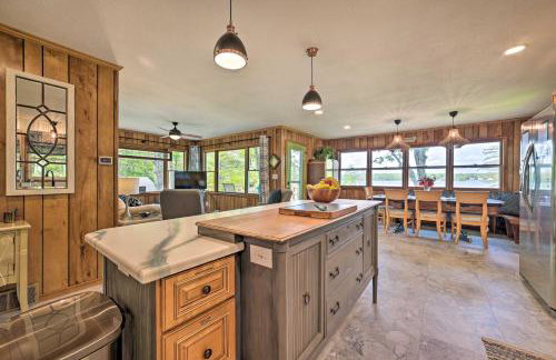 Northern Nights Beachfront Cottage in Kalkaska - Foto 8