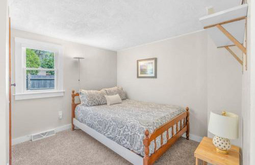 Cottage Oasis by Lake with Kayaks Fire Pit and a Huge Yard - Foto 15