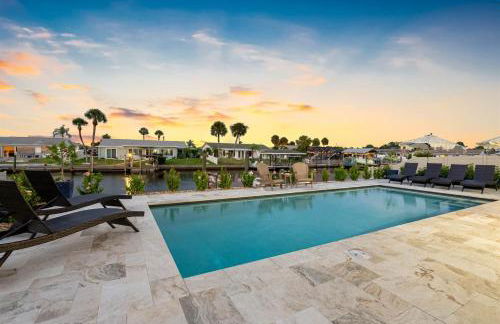 Brand New Saltwater Pool! - Waterfront Canal - Luxury Home - Foto 61