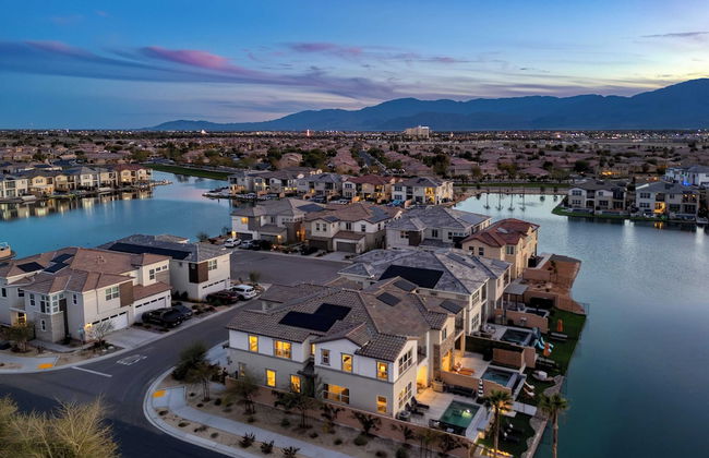 Lakefront w/ Private Pool, Great for Festival Season Lago Luxe by Avantstay - Foto 42