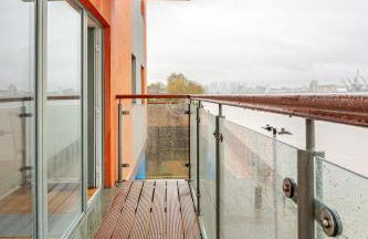 Amazing River view 2 bedroom apartment, sleeps 6, balcony and parking - Foto 8