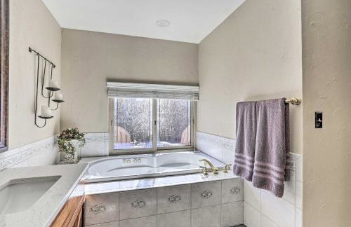 Near Shops & Eats! Centennial Home w/ Sunroom - Foto 23