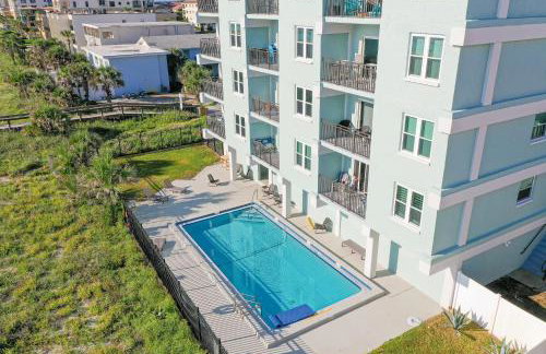 Modern oceanfront condo with outdoor pool, balcony, & washer/dryer - Foto 4