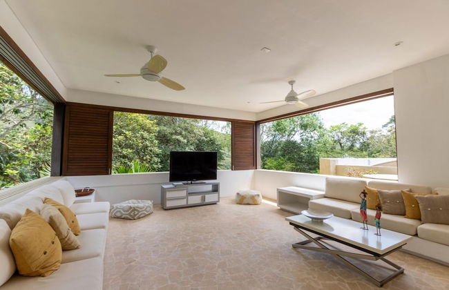 w Beautiful 4BR Villa at Mesa de Yeguas - Photo 9