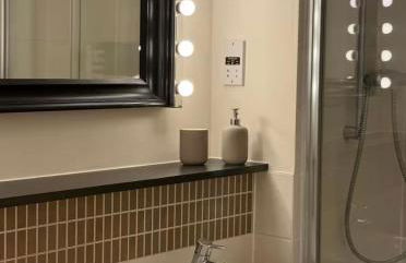 SIX at Wooburn Green Cosy Retreat with Balcony near LEGOLAND Lapland UK and Windsor - Foto 8