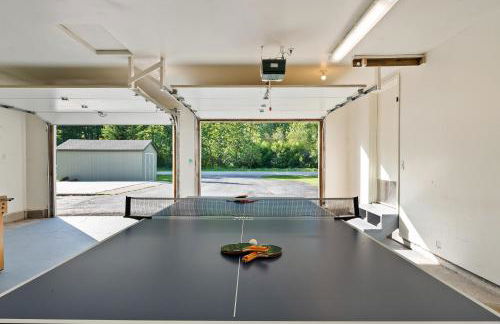 Lux Fly-Fishing Haven near Glacier Park - Hot Tub - Foto 29