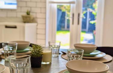 Spacious and Modern Entire Home with Garden - Foto 7