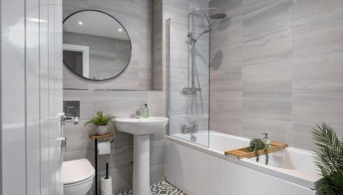 Highland Hideaway Apartment - Photo 5, Shower