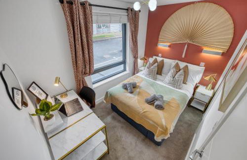 Ocean Village 1-Bedroom Luxurious, Stylish & Cosy Apartment, Central Location in Southampton, Sleeps 4 - by Blue Puffin Stays - Photo 1