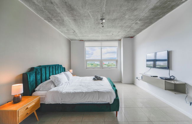 Lovely Condo|Pool & Parking at Midblock - Foto 5