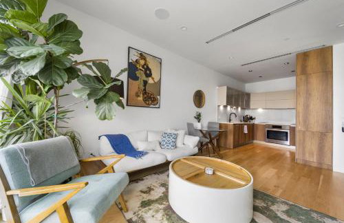 Sunny Oasis with WD I Central Air I Desk I Free Park - Foto 1