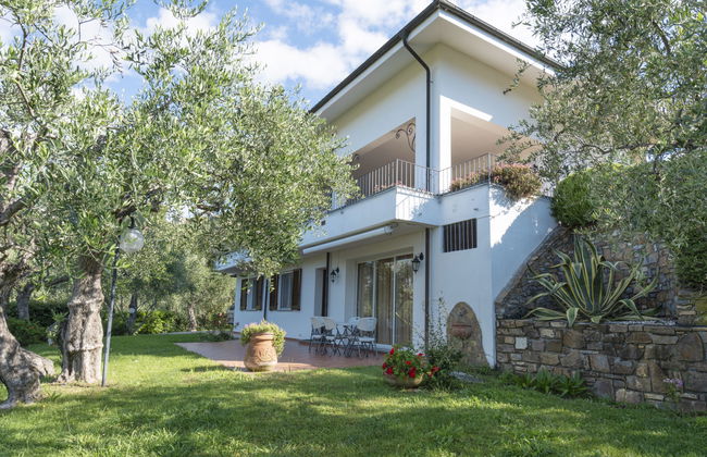 4 bedroom Apartment in Diano Castello with swimming pool and garden - Photo 2