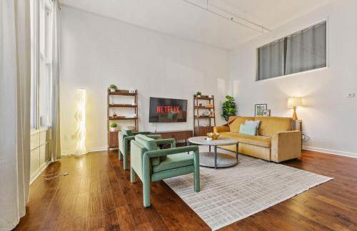 2BR Downtown Gem with Arcade games! - Sleeps 7 - Near Convention Center - Stadium - Photo 2