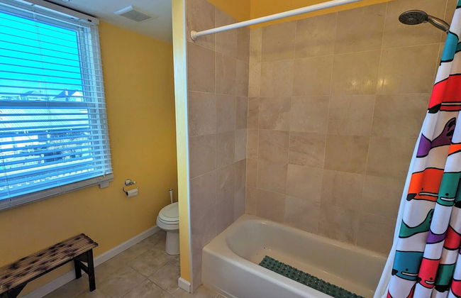 Waves 'n Wooder by Avantstay Swimspa + Game Room, Walk to Beach - Foto 9