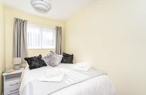 14 Acomb Wood Drive Peaceful 2-Bed Home in York with Free Parking - Pass the Keys - Photo 5