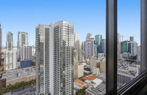 Upscale Downtown Condo Pool Gym & Skyline Views - Foto 34