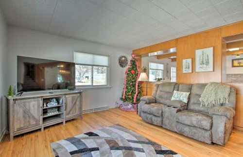 Cozy Postville Retreat with Fireplaces and Yard! - Foto 1