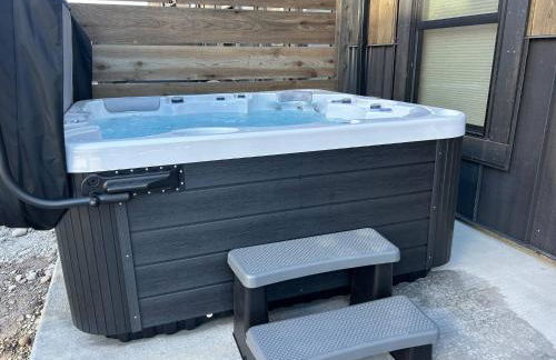 Peaks & Pines Modern Gem, 2 Kings, Bunks, Hot Tub, Walkable, Kid's Cove - Foto 61