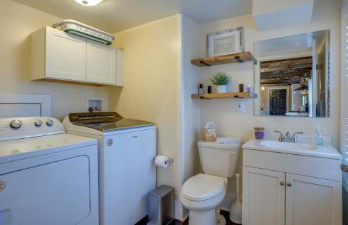 Walk to Beach Historical Fredericksburg Home - Foto 12