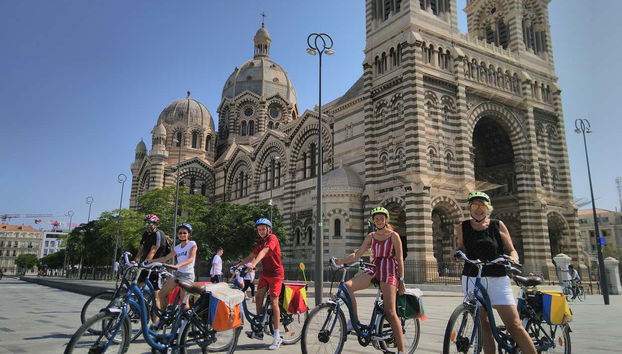 En bicicleta junto a Notre-Dame de la Garde
