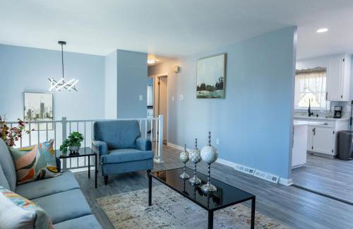 Charming 3BR Home With a Deck and Yard - Photo 5