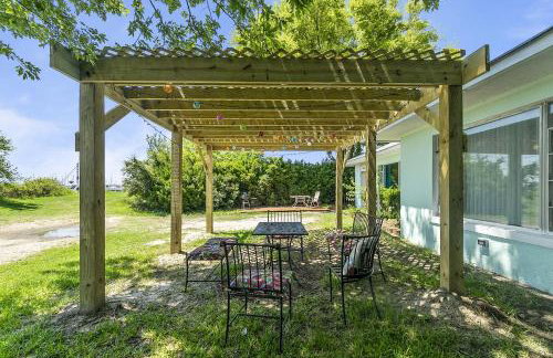 Charming Waterfront Cabin Cabin - Photo 5