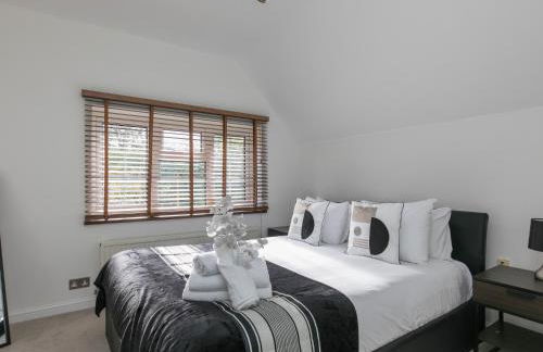 Idyllic Home in Picturesque Village of Wraysbury - Pass the Keys - Foto 24