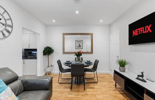 Luxury 4-Bed Family & Group Home-King or Twin Beds-Driveway, Garden-Near Gatwick - Foto 7