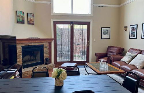 4 Bedroom Home in Best Location Parking Fireplace Back Yard Pets Welcome - Foto 8