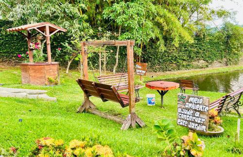 Chalé com PISCINA Privativa, com 2 QUARTOS, ESTACIONAMENTO em Condomínio com PORTARIA 24h, Sauna, Quadras, 3 PISCINAS no condomínio, Pesca e Parquinho Infantil - SmarTV na sala de estar, TV na área CHURRASQUEIRA, Wi-Fi e Cozinha Completa - Foto 47