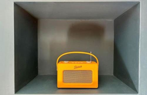 Stylish Retro Hotel Room above Pub - Foto 10