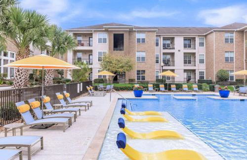 LUX Resort Inspired 2BR Near Houston Pool Gym - Foto 34