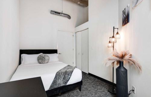 West Loop - City Views With In & Out Parking 6 - Photo 12