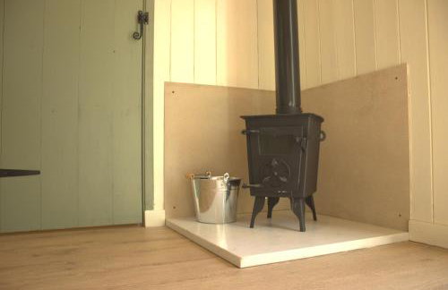 Cosy Shepherd's Hut with Hot Tub - Foto 8