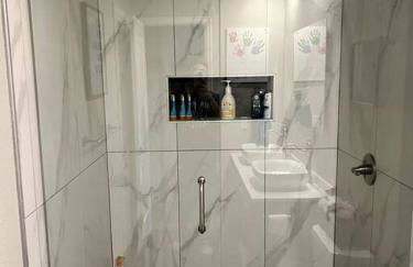 Hot Tub Steam Shower Gym in Charming Family Home! - Photo 7