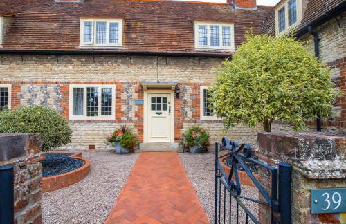 Dulcie Cottage - Photo 1