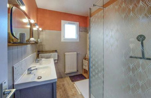 Gorgeous Apartment In Concarneau - Photo 27