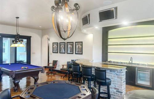 Stunning Spanish-Style Retreat with Pool Sleeps 28 - Foto 26