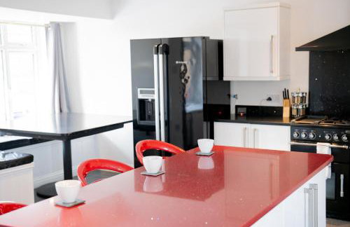 Opulent 5 bedroom Retreat with Hot tub and Entertainment - Foto 4