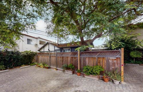 Santa Barbara Beach Cottage - Photo 16