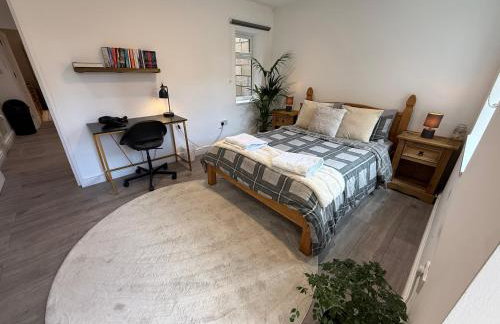 Stylish Apartment with Private Garden Near Victoria Park East London - Photo 3