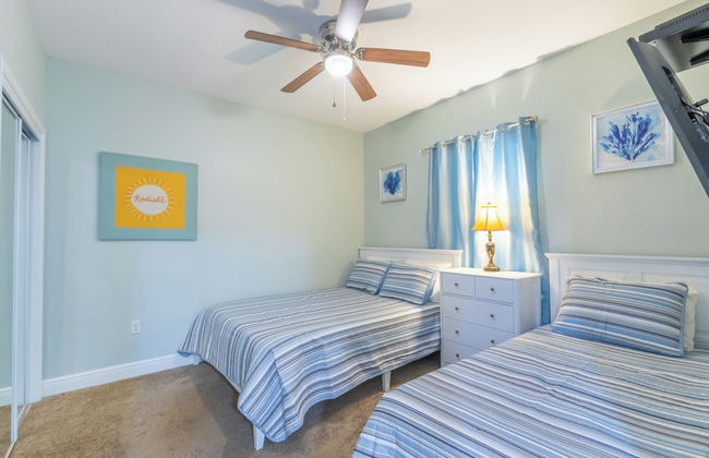 Crystal Shores West Condos by Hosteeva - Foto 2