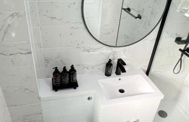 Stunning apartment in Beckton with Private Entrance - Photo 25